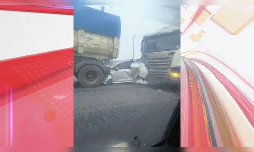Carro é prensado entre caminhões na BR-277; entenda o que aconteceu