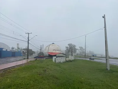 O Inmet ainda emitiu um alerta laranja (perigo) para cinco cidades do Paraná