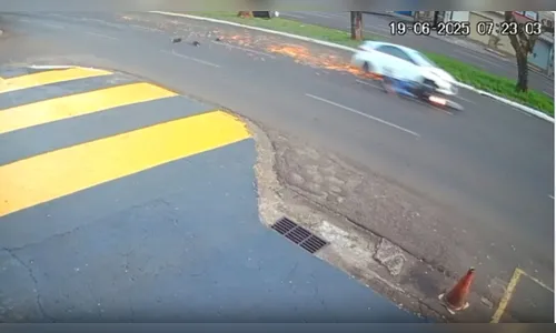 Câmera flagra motoboy sendo arrastado por carro por mais de 100 metros