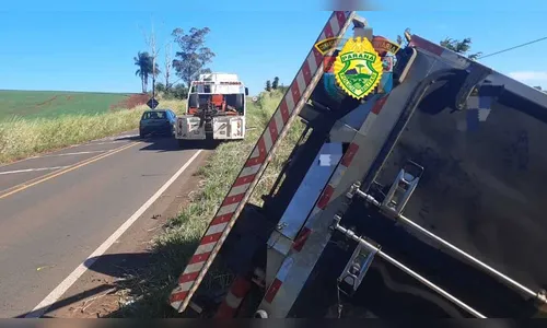 Caminhão tomba na PR-218 no norte do PR; passageiro teve ferimentos