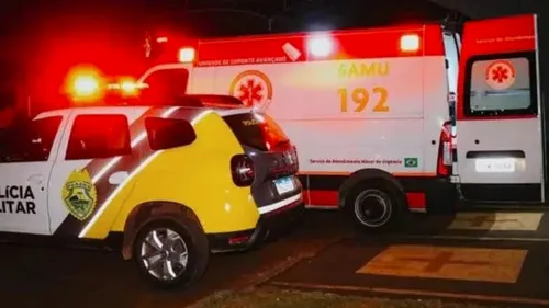O carro que colidiu com a moto fugiu do local.