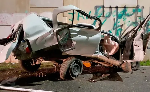 O carro, um Renault Clio, ficou totalmente destruído
