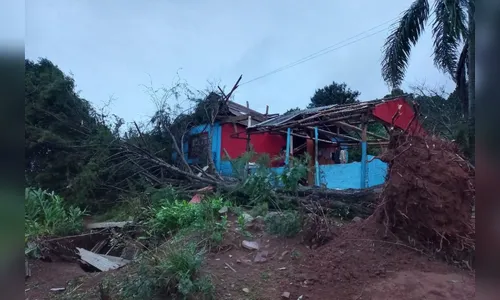 Após destruição de tornado, cidade de SC decreta emergência