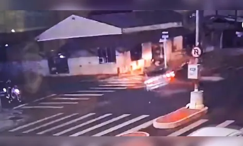 Vídeo mostra acidente que feriu motociclista em Arapongas; assista