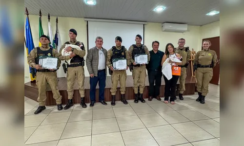 Bazana entrega Menção Honrosa a PMs que salvaram bebê em Arapongas