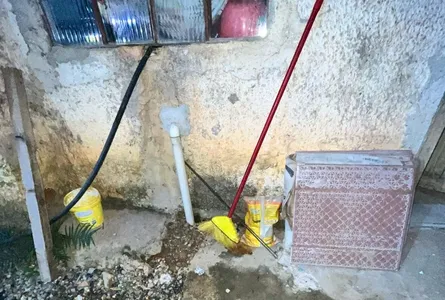 O suspeito colidiu o carro contra uma grade de proteção e fugiu a pé