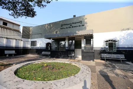 O suspeito fugiu após o crime