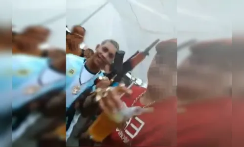 MC Poze aparece armado ao lado de traficante do Comando Vermelho