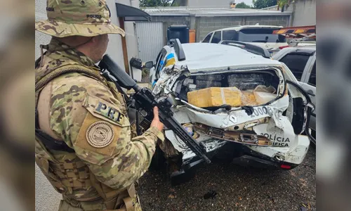 PRF apreende falsa viatura policial com maconha após perseguição no PR; veja