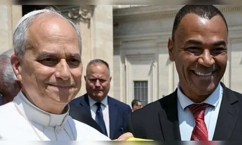 Cafu presenteia Papa Leão XIV com item especial