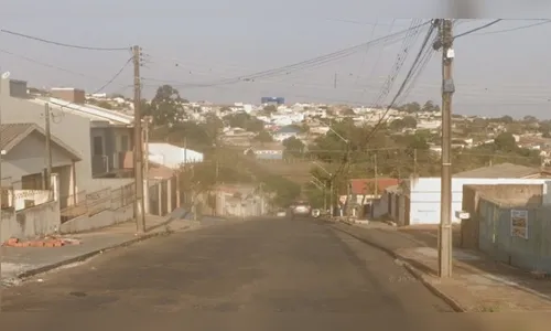 Corsa bate em muro de residência e motorista foge em Apucarana