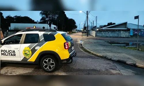 Homem joga combustível na casa e mantém família refém há mais de 8h