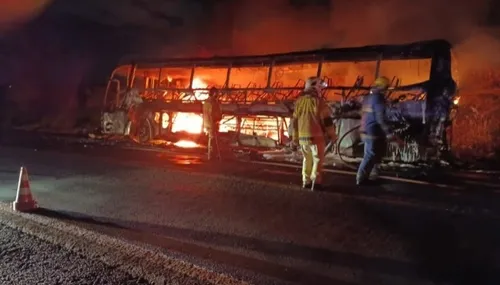 Ônibus pegou fogo na noite de terça-feira