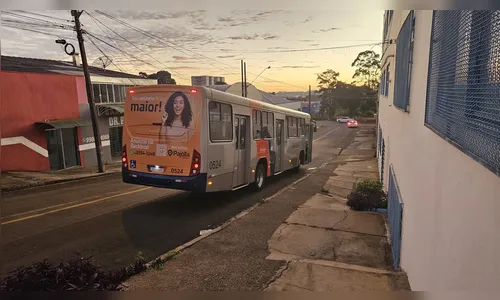 Motociclista fica ferido após colisão com ônibus em Apucarana