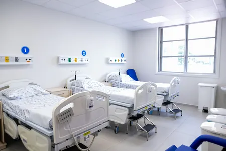 Os 58 novos leitos são estruturados com equipes multiprofissionais e equipamentos adequados para garantir atendimento integral e seguro às crianças