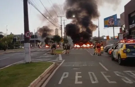 Os manifestantes levaram faixas e queimaram pneus