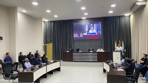 Os projetos foram aprovados por nove votos favoráveis.