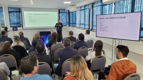 Osnei José Simões Santos conversa com associados da Acia