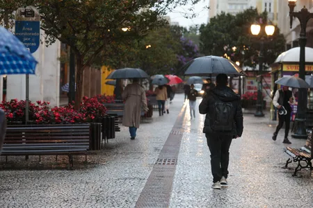 Paraná registra raios e granizo: chuva diminui na sexta, mas ganha força no fim de semana