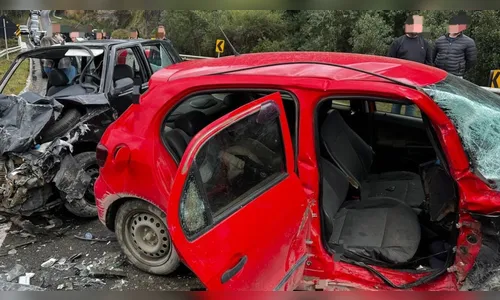 Seis pessoas ficam feridas em grave colisão entre Gol e Uno em SC