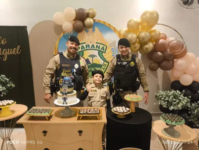 Paulo Miguel comemorando seu aniversário com policiais