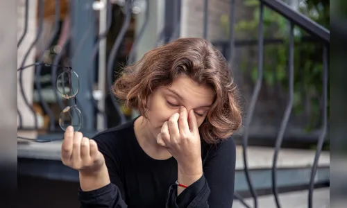 Síndrome do olho seco afeta jovens e está ligada ao uso excessivo de telas