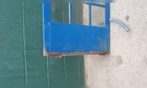 Porta de sala desaba sobre cabeça de criança de 5 anos em escola