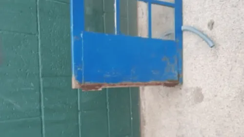 Porta estava sem manutenção e cedeu, atingindo o aluno na cabeça