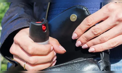 Projeto propõe liberar arma de choque e spray de pimenta para mulheres
