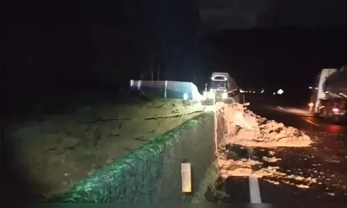 Queda de barreira interdita parcialmente trecho da BR-277 no Paraná