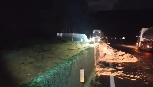 Queda de barreira na BR-277, em Morretes
