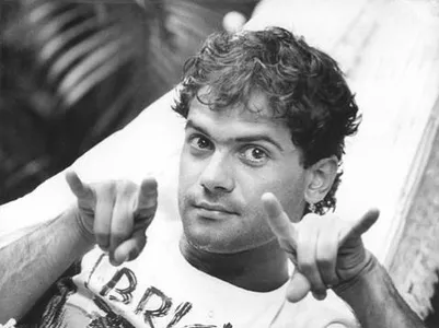 Quem conhece mais da vida de Cazuza sabe que o cantor vivia uma vida desregrada, envolvendo o abuso de álcool e outras drogas. No entanto, parece que essa é uma informação nova para muita gente que assistiu à biografia de Ney Matogrosso no streaming.