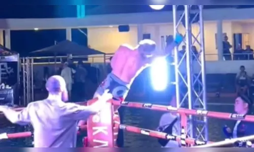 Lutador é eletrocutado durante comemoração de vitória; assista vídeo