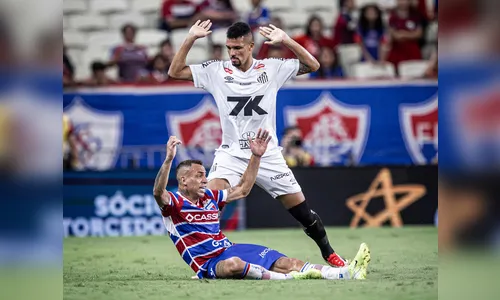Santos supera Fortaleza com gol nos acréscimos e sai da zona de rebaixamento