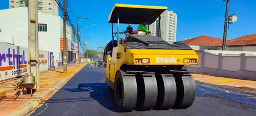 Seguem sendo feitas a urbanização das calçadas, readequação da caixa da via e reurbanização do passeio público