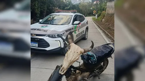 Segundo a Polícia Militar, a moto foi apreendida.