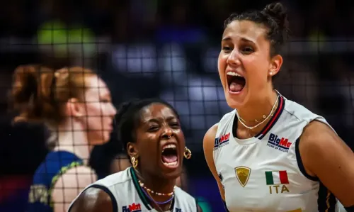 Seleção feminina de vôlei em ação no Maracanãzinho durante derrota para a Itália pela Liga das Nações