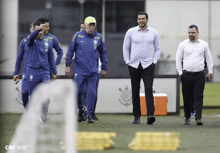Sob garoa no CT do Corinthians, Ancelotti comanda treino com presença de Xaud