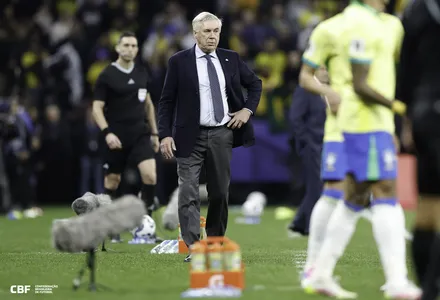 Técnico da seleção brasileira que garantiu a vaga para a Copa do Mundo de 2026 com vitória sobre o Paraguai