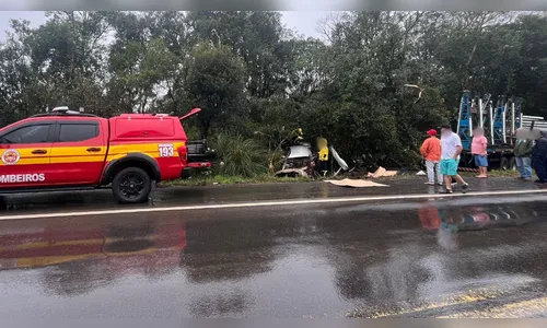 Colisão frontal entre Palio e Ford Cargo deixa três mortos na BR-470