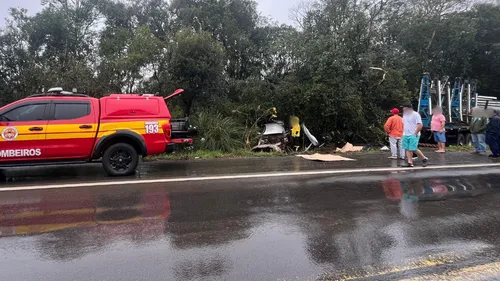 Todos os ocupantes do carro morreram no local, segundo atestou o médico do Serviço de Atendimento Móvel de Urgência (Samu).