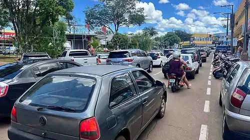 Trânsito na Av. Brasil, em Ivaiporã