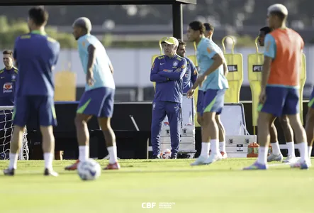 Treinador italiano orienta jogadores no primeiro treino antes do duelo contra o Equador