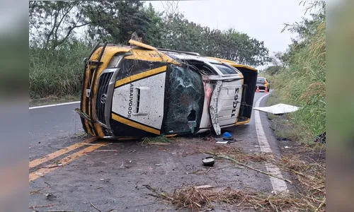Policial fica ferido ao capotar viatura no Contorno Norte de Apucarana