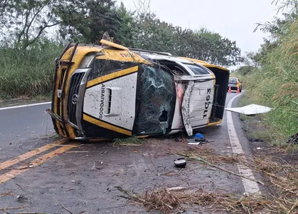 Viatura capotou na PR-170, em Apucarana