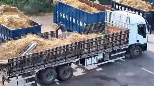 Vídeos mostram motorista desviando parte da carga