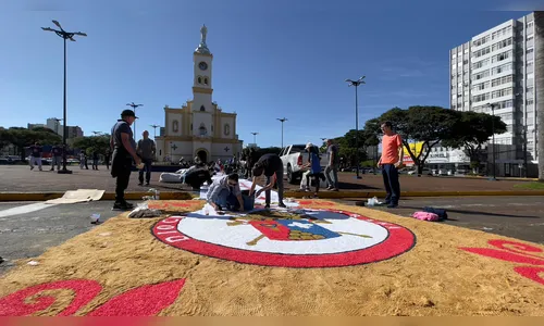 Fiéis celebram Corpus Christi com confecção de tapetes: veja fotos