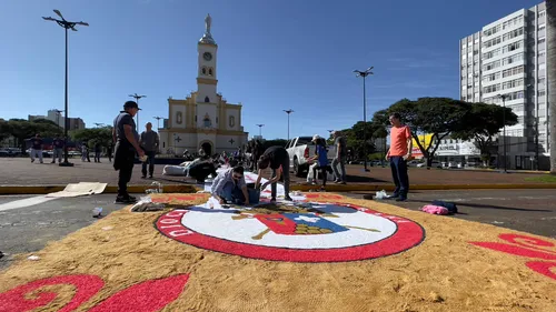 Voluntários finalizam desenho em frente à Basílica Menor