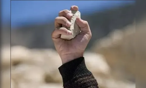 Mulher quebra carro e acerta pedrada no namorado em bar de Apucarana