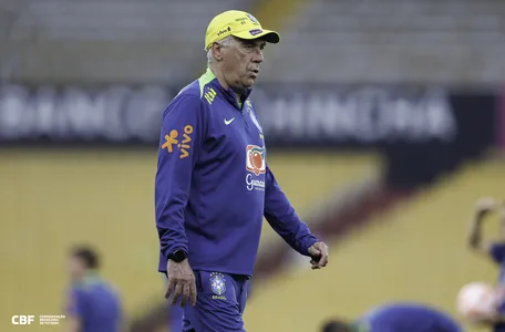 técnico comanda a Seleção pela primeira vez no Brasil contra o Paraguai